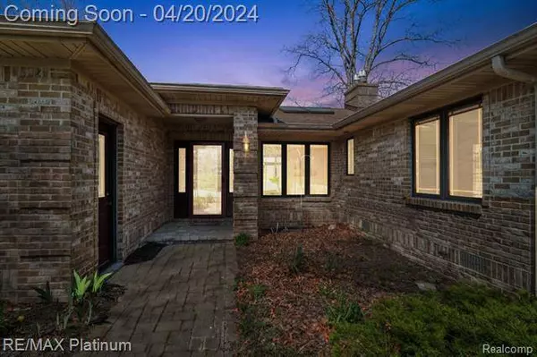 2765 EARL LAKE Road, Howell, MI 48843