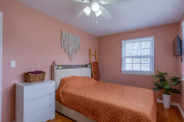 106 Perth RD, Cary, IL 60013