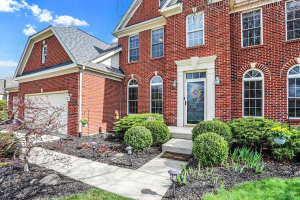 8817 Pin Oak DR, Zionsville, IN 46077