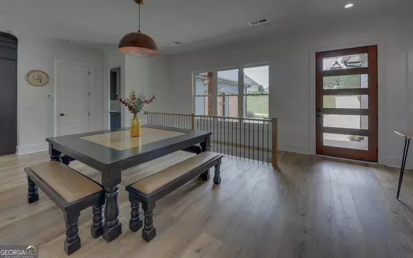 121 York Shores LN, Hartwell, GA 30643