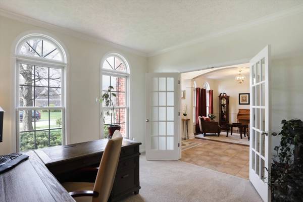 8817 Pin Oak DR, Zionsville, IN 46077