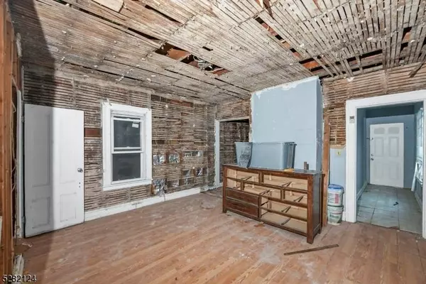 27 N Burnett St, East Orange City, NJ 07017