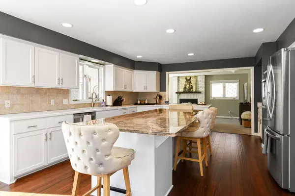 860 Fox CT, Chanhassen, MN 55317