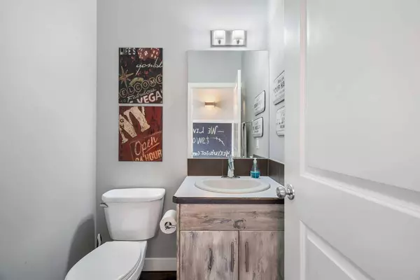 2001 Luxstone Link SW, Airdrie, AB T4B 0A5