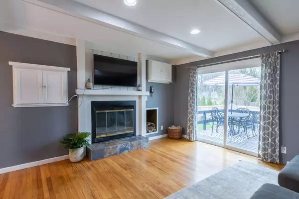 106 Perth RD, Cary, IL 60013