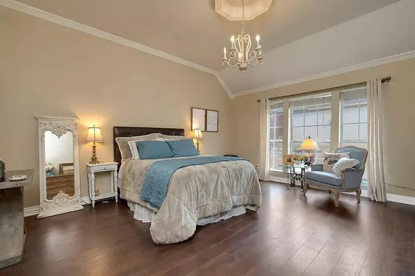 1217 Woodvale Drive, Bedford, TX 76021