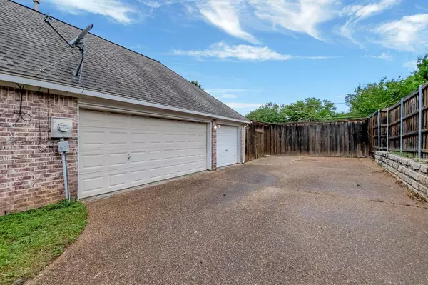 1217 Woodvale Drive, Bedford, TX 76021