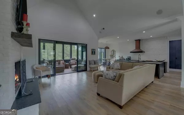 121 York Shores LN, Hartwell, GA 30643