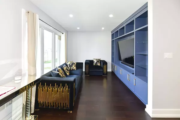 826 Krosno Blvd, Pickering, ON L1W 1G9