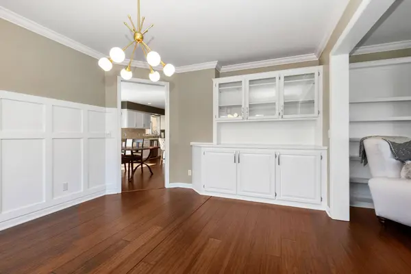 860 Fox CT, Chanhassen, MN 55317