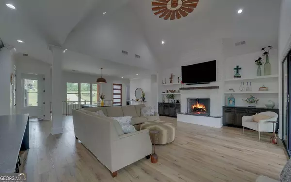 121 York Shores LN, Hartwell, GA 30643