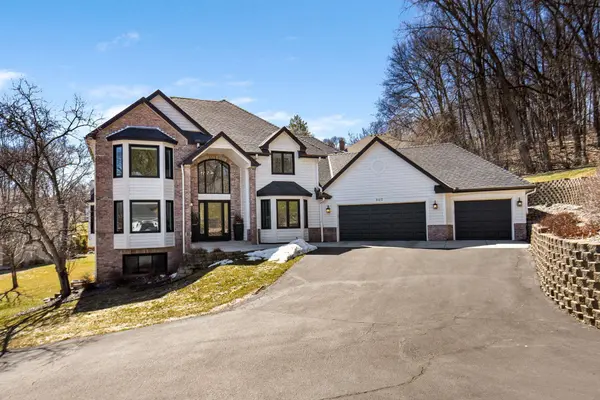 860 Fox CT, Chanhassen, MN 55317