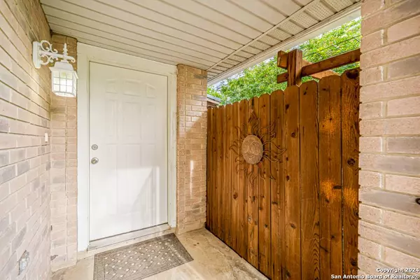 8210 Laurel Bnd, San Antonio, TX 78250