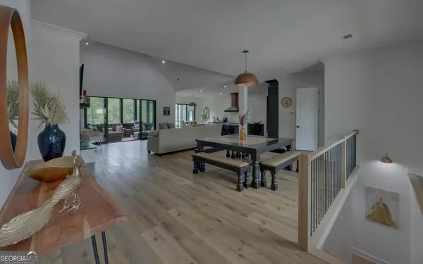 121 York Shores LN, Hartwell, GA 30643