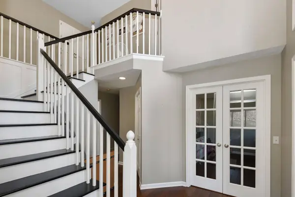 860 Fox CT, Chanhassen, MN 55317