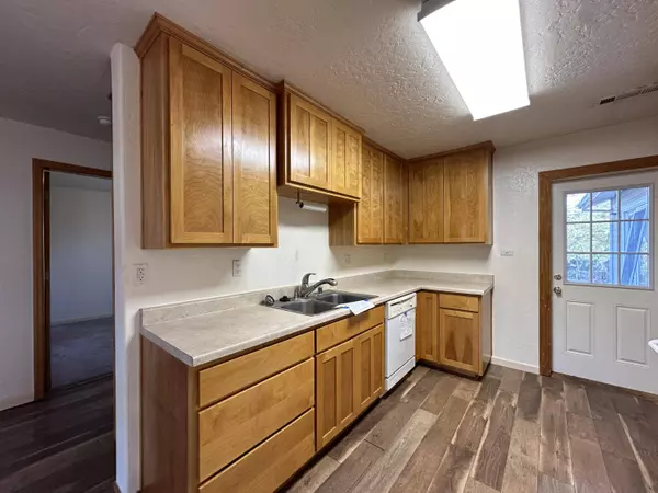 301 Elm St, Phoenix, OR 97535