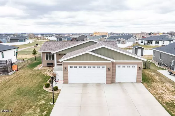 419 Live Oak LN, Bismarck, ND 58504