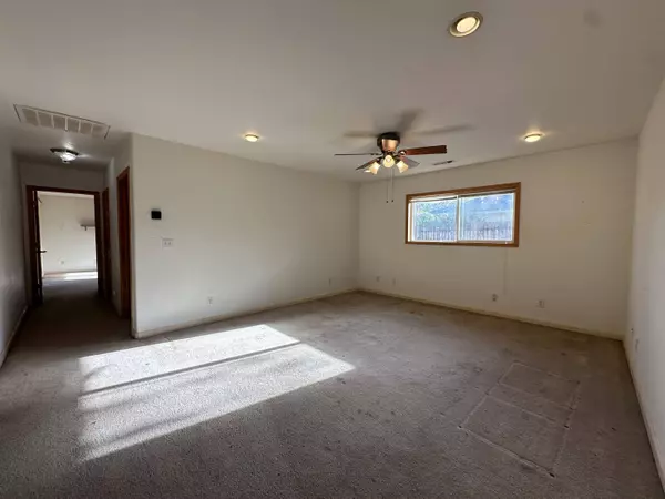 301 Elm St, Phoenix, OR 97535