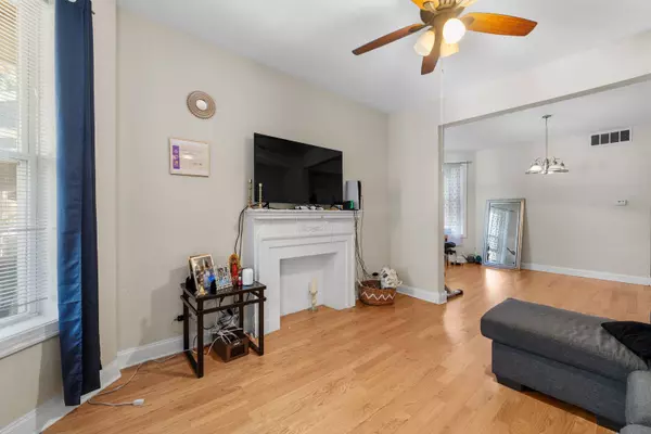 1719 W Greenleaf Avenue, Chicago, IL 60626