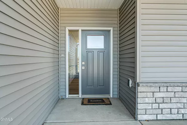 2928 Peach Tree DR, Bismarck, ND 58504