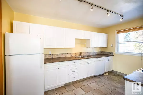 9224 85 ST NW, Edmonton, AB T6C 3C7