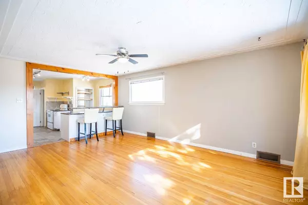 9224 85 ST NW, Edmonton, AB T6C 3C7