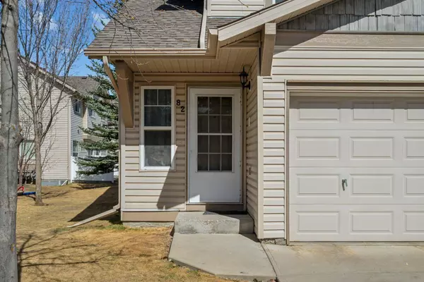 82 Eversyde CT SW, Calgary, AB T2Y 4S3
