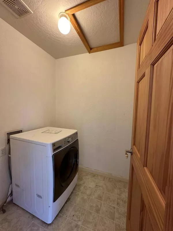 301 Elm St, Phoenix, OR 97535