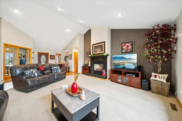 2412 Meadow DR, Buffalo, MN 55313