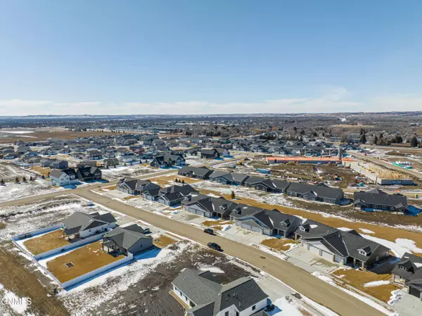 2928 Peach Tree DR, Bismarck, ND 58504