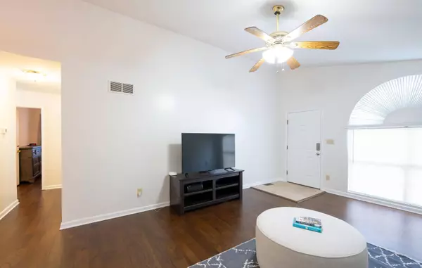 137 Olivia DR, Nicholasville, KY 40356