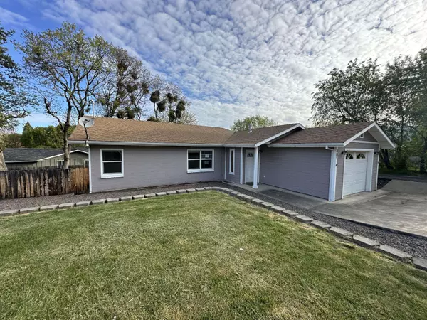 301 Elm St, Phoenix, OR 97535