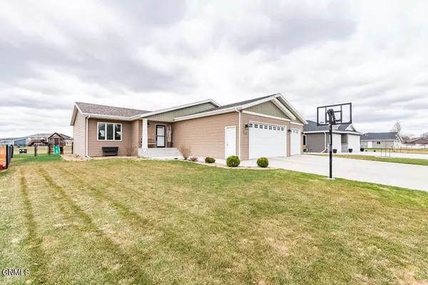 419 Live Oak LN, Bismarck, ND 58504