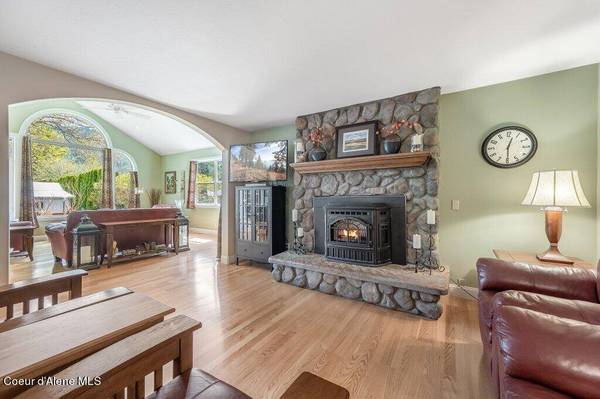 7312 n 15th St, Dalton Gardens, ID 83815