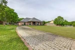 704 Indian Springs Trail, Kennedale, TX 76060