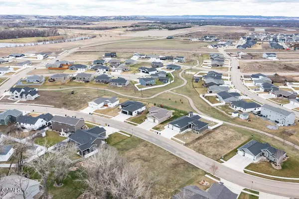 419 Live Oak LN, Bismarck, ND 58504