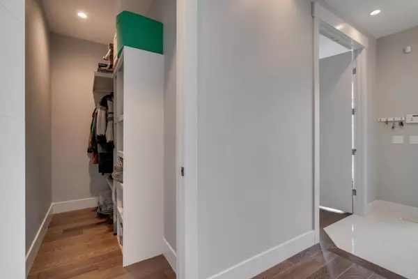 507 37 ST SW, Calgary, AB T3C 1R8