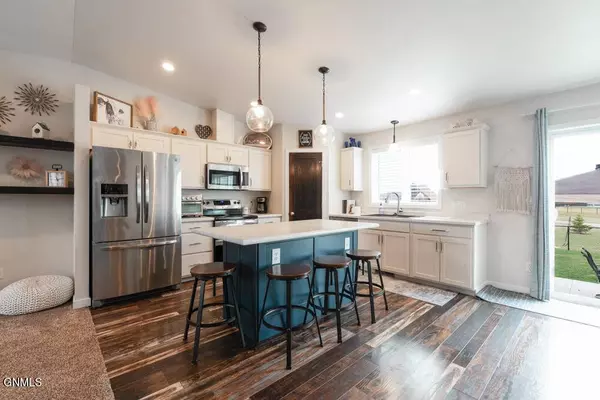 419 Live Oak LN, Bismarck, ND 58504