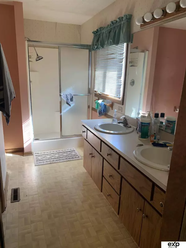 2813 Nottingham Drive, Bellevue, NE 68123