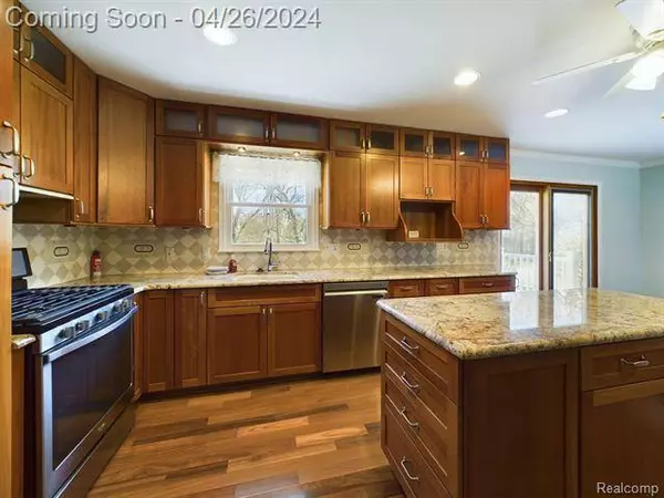 2526 Costa Mesa Road, Waterford, MI 48329