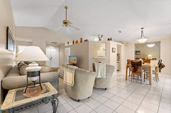 23 Hawthorne LN, Boynton Beach, FL 33426