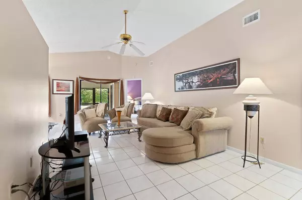 23 Hawthorne LN, Boynton Beach, FL 33426