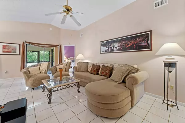 23 Hawthorne LN, Boynton Beach, FL 33426