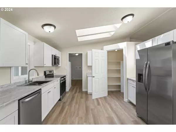 700 N MILL ST #51, Creswell, OR 97426