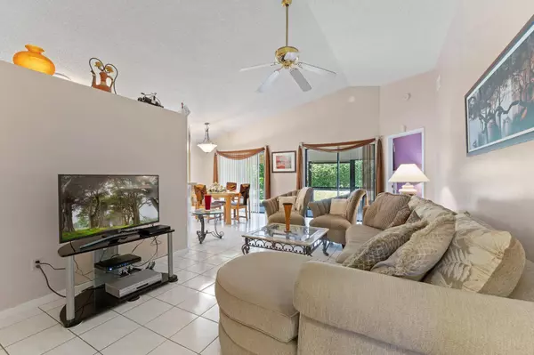 23 Hawthorne LN, Boynton Beach, FL 33426