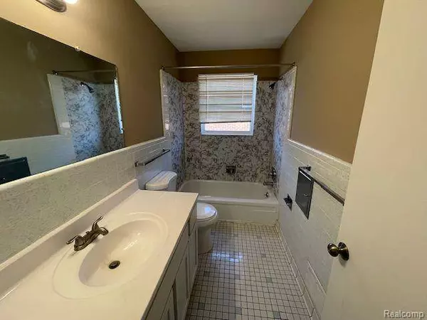 27330 URSULINE Street, St. Clair Shores, MI 48081