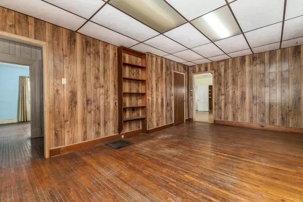 104 E Walnut Street, Apple River, IL 61001