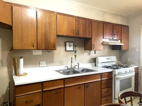 1110 PLUM ST, Jourdanton, TX 78026-2329