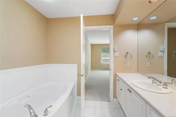 1272 Gabriola Dr, Parksville, BC V9P 2T5