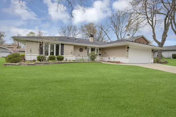 1360 Fairmont RD, Hoffman Estates, IL 60169